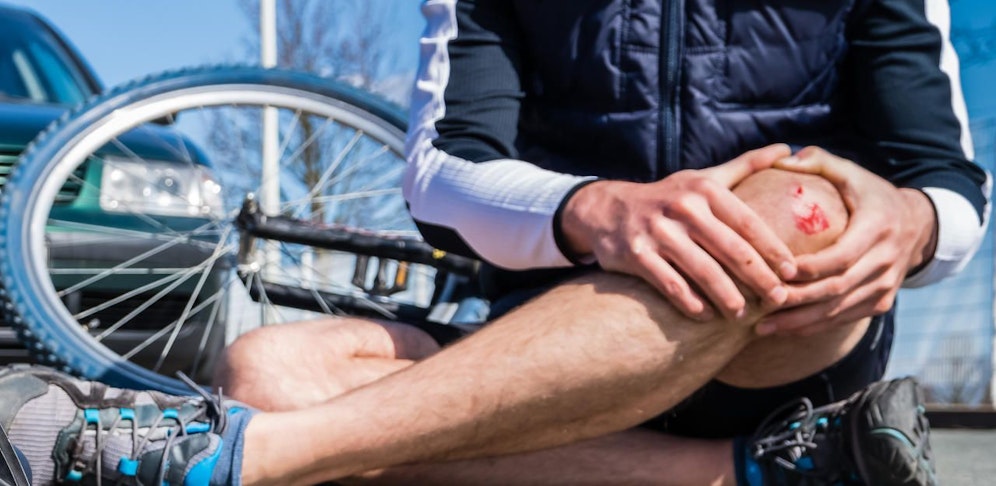 Der Radfahrer stürzte und fiel vom Rad.