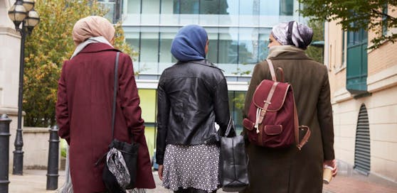 Eine Studie der FRA ergibt, dass sich Muslime in Österreich dem Land wenig verbunden fühlen.
