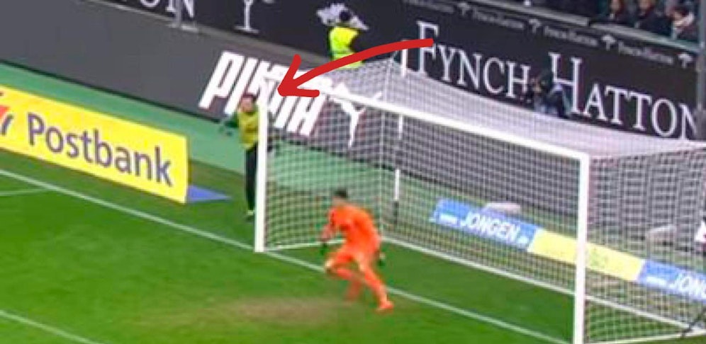 Hier macht Michael Gregoritsch ausgerechnet während eines Elfmeter des Gegner den "Hampelmann" direkt neben dem Tor. 