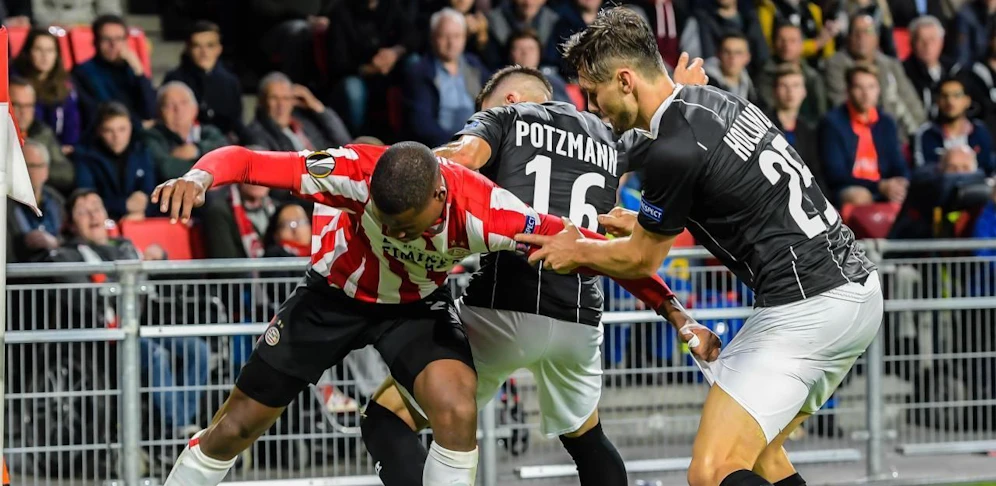 Denzel Dumfries gegen Marvin Potzmann und James Holland