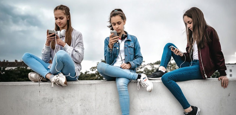 Jugendliche können über ihr Konto nicht mehr allein verfügen.