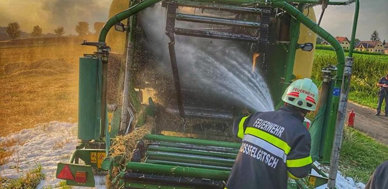 Heute.at - Rundballenpresse ging plötzlich in Flammen auf