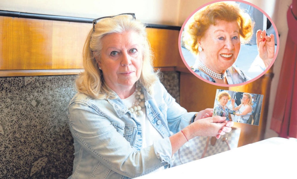 "Bin entsetzt": Brigitte Schneider mit einem Bild ihrer Mutter.