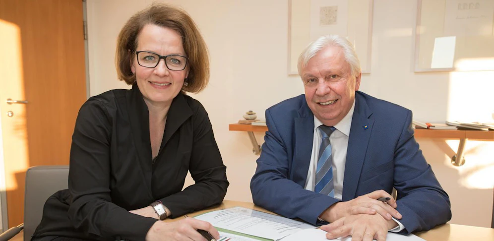 Landesrätin Christiane Teschl-Hofmeister und Bildungsdirektor Johann Heuras.