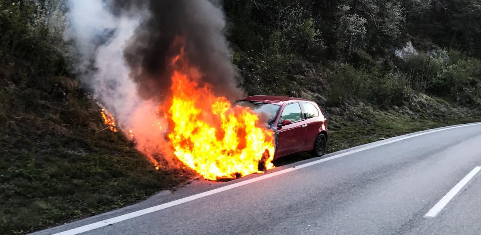 Brand eines Alfa am Zirlerberg, verletzt wurde niemand, die FF Zirl konnte den Brand schnell löschen