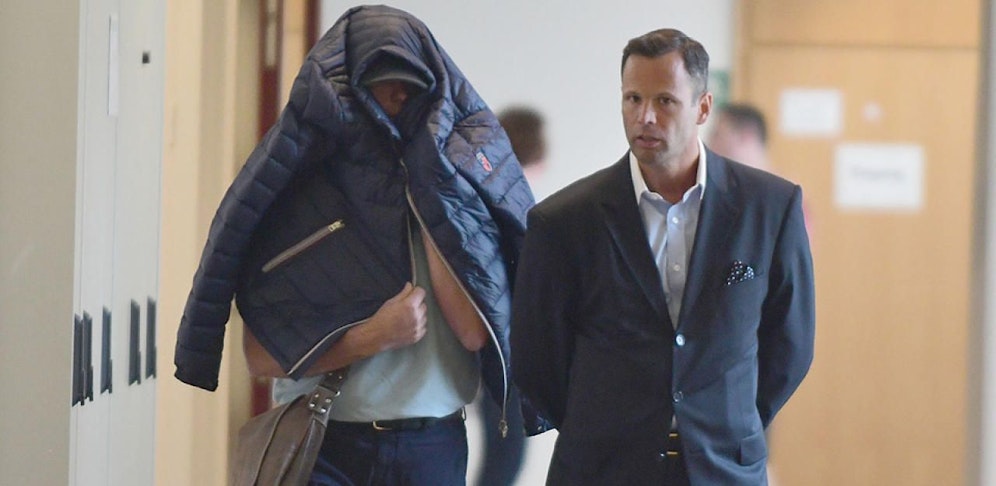 Der 50-jährige Johann P. (mit Verteidiger Andreas Mauhart) muss sich am Linzer Landesgericht wegen Amtsmissbrauch verantworten. 