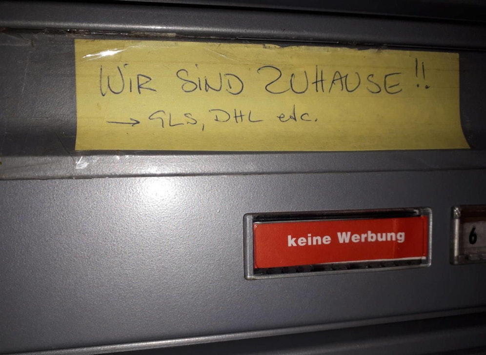 Dieser Postkastl-Besitzer dürfte keine guten Erfahrungen mit Paketzustellern gemacht haben.