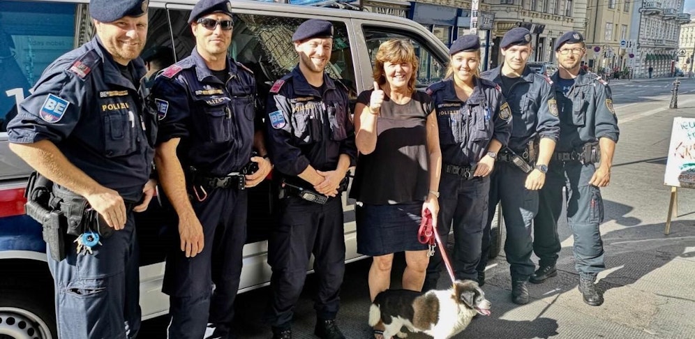 Glücklich zurück beim Frauerl: Ausreißer "Rico" wurde von den Polizisten wieder zurückgebracht.