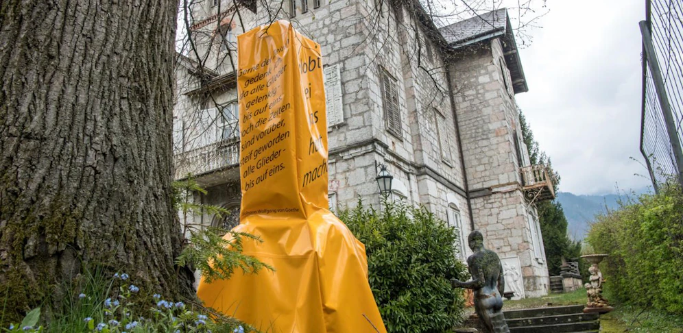 Die Phallusstatue wurde verhüllt.