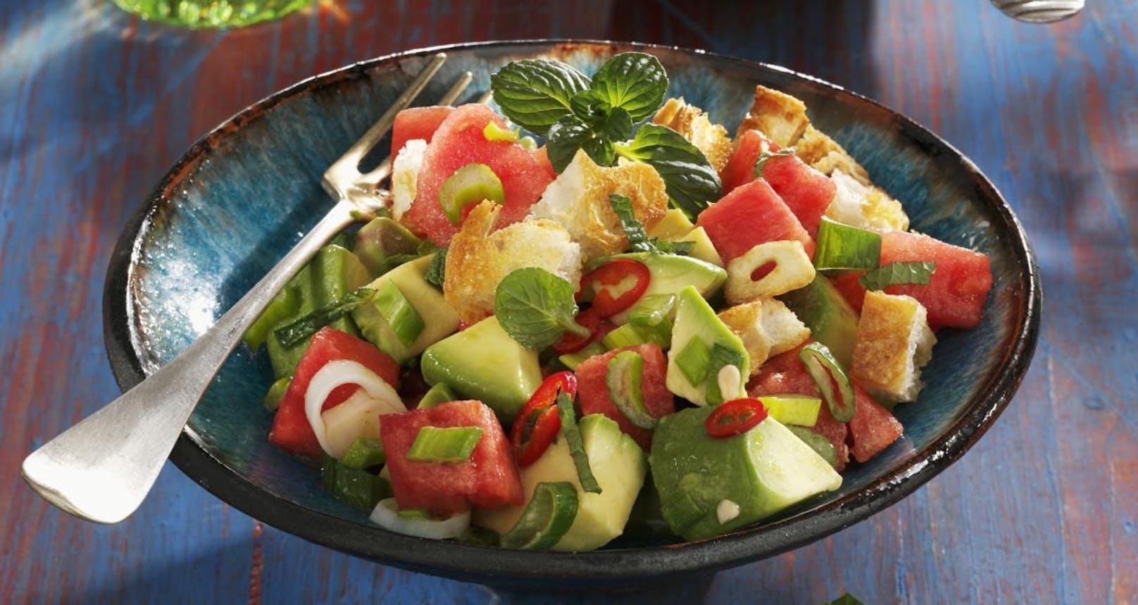 Wassermelonen-Avocado-Salat mit Kichererbsen-Croutons