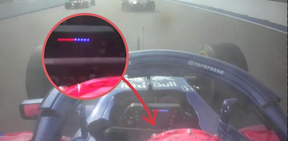Die Karbonstange landete direkt im Cockpit von Paul Gasly.