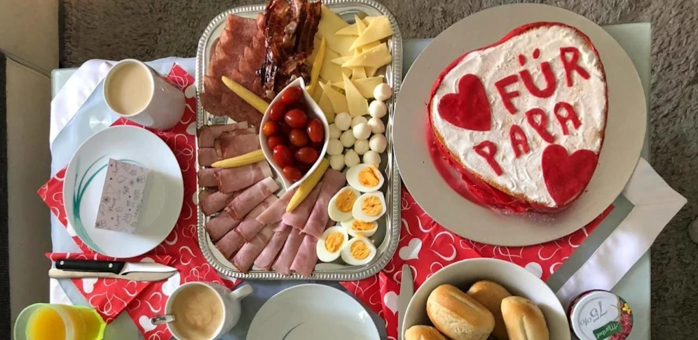 Sabsi: "Mia-Sophie (7 Wochen) und Mama schenken unserem tollen Papa ein super schönes Frühstück und einen ganz persönlichen Strampler."