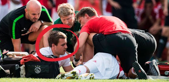 Der ehrenamtlich Sanitäter Christoph Föttinger bei der Arbeit - die dem Ajax-Profi Abdelhak Nouri das Leben rettete. 