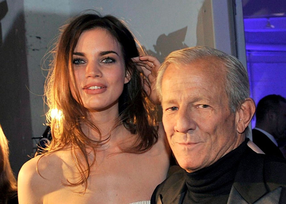 Fotograf Peter Beard mit Model Rianna ten Haken bei der Präsentation des Pirelli-Kalenders 2009 in Berlin