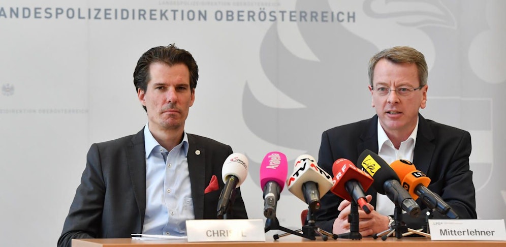 Staatsanwalt Philip Christl (li.) und LKA-Chef Gottfried Mitterlehner gaben bei einer Pressekonferenz im April 2017 die Ausforschung der Home-Invasion Bande bekannt.