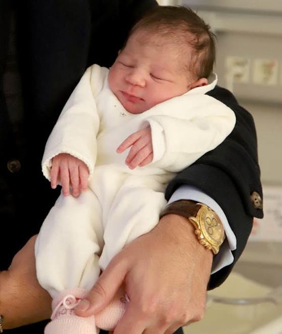 Die kleine Tiffany-Cataleya-Chloe ist das erste Baby, das im neuen Jahr in einem Spital des Wiener Krankenanstaltenverbundes (KAV) zur Welt gekommen ist. Das Mädchen wurde am 1. Jänner um 0.22 Uhr im AKH Wien geboren, ist 49 cm groß und wiegt 2.800 Gramm. Das Mädchen und die Mutter sind wohlauf. Foto: Baby mit OPA!!! C: KAV/Votava