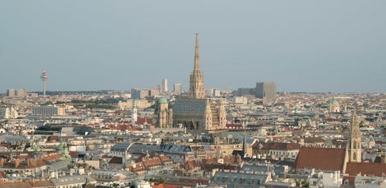 Das Wahrzeichen von Wien wird heute rot beleuchtet.