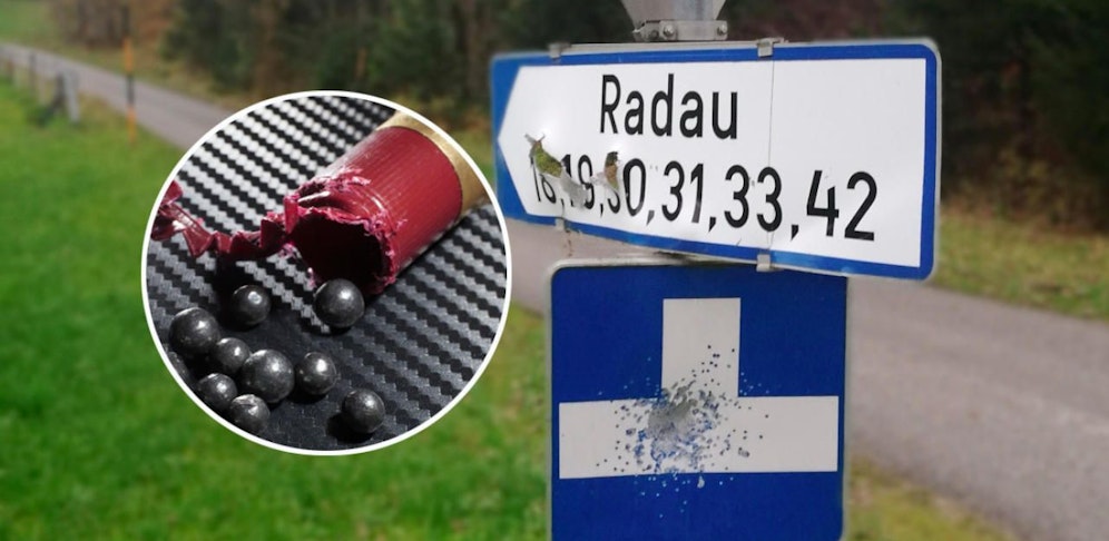 Diese beiden Verkehrsschilder wurden mehrmals mit Schrotmunition beschossen.