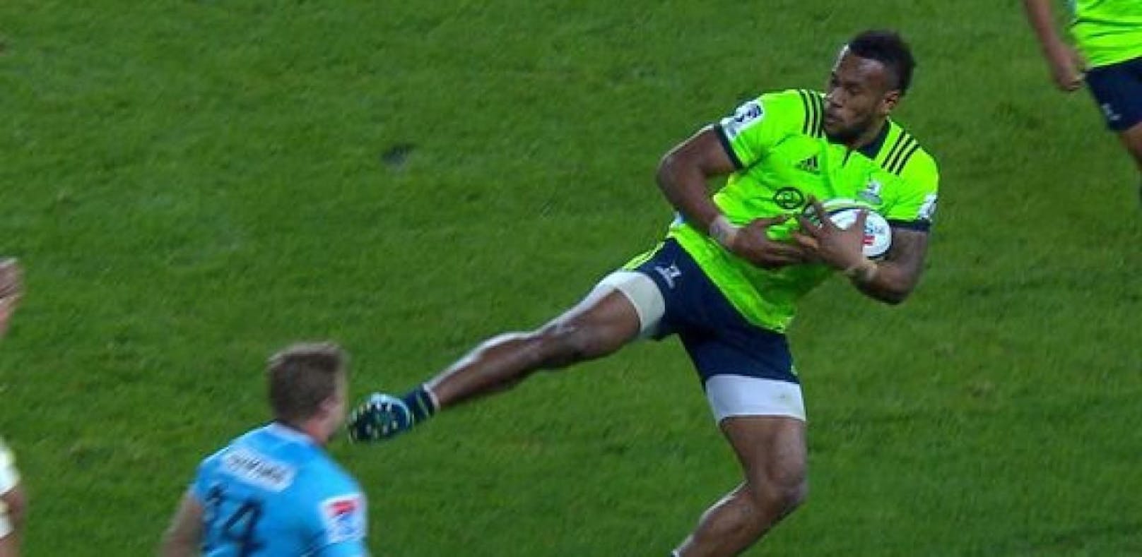 Rugby-Star schockt mit Kung-Fu-Kick ins Gesicht