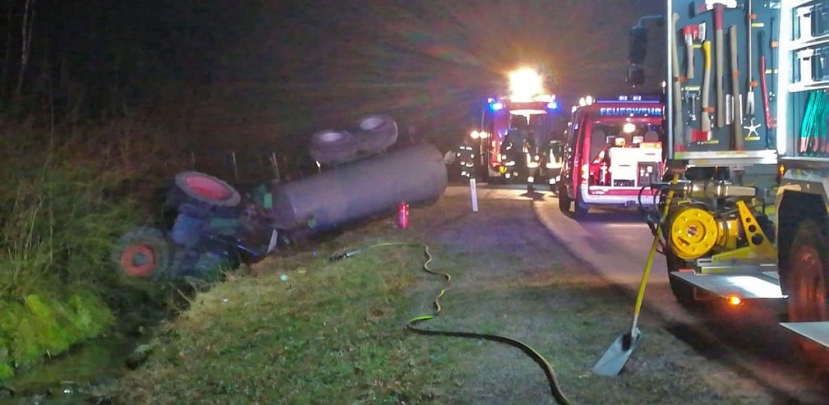 Unfall: Traktor-Lenker lag bewusstlos in Wasser