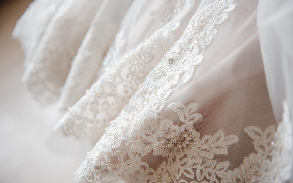 Viel Spitze, Haut und wenig Stoff - das ist der neue Brautmoden-Trend. 