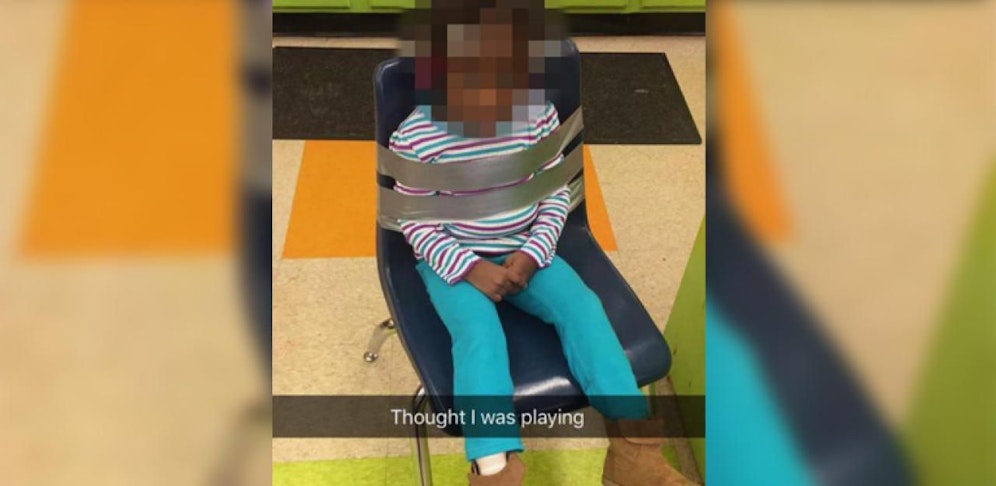 Die Tochter von Elysha Brooks wurde an einen Sessel gefesselt