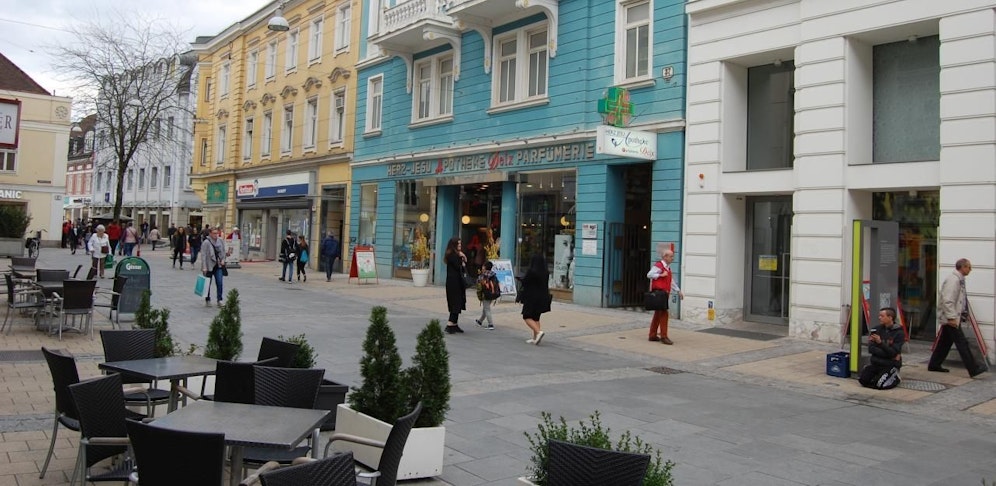 Die 76-Jährige wurde auf der Fußgängerzone nahe der Apotheke niedergestoßen.