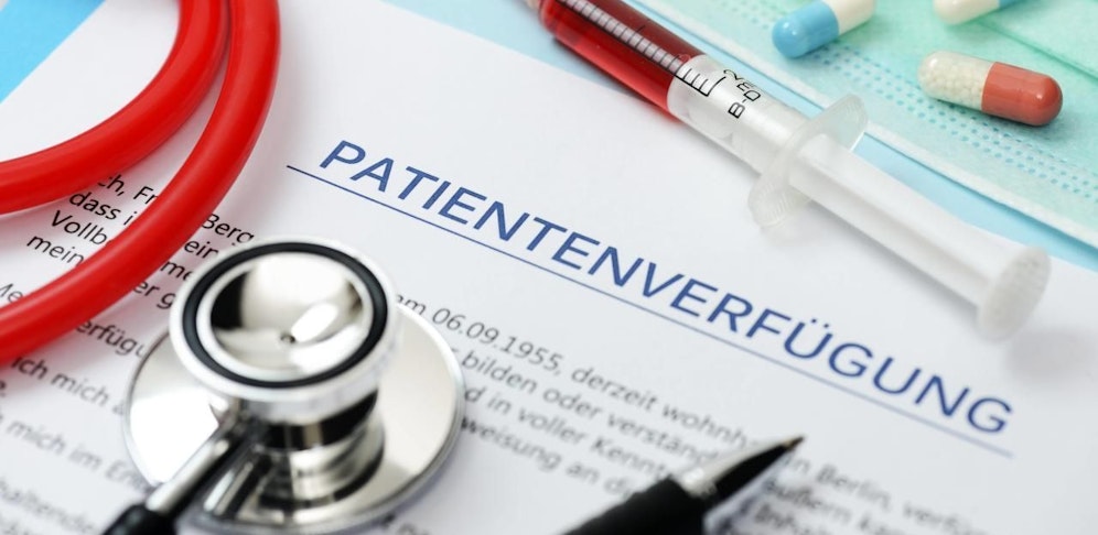 Von passiver Sterbehilfe spricht man, wenn auf ausdrücklichen Wunsch auf lebensverlängernde Maßnahmen, etwa durch eine gültige Patientenverfügung, verzichtet wird. 