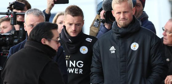Aiyawatt Srivaddhanaprabha trauert gemeinsam mit den Leicester-Stars Vardy und Schmeichel um seinen Vater, den Klub-Boss Vichai Srivaddhanaprabha.
