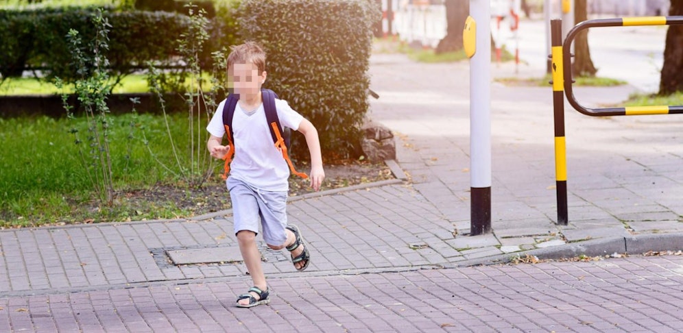 Der Bub wollte den Schulbus erwischen und wurde von einem Auto angefahren