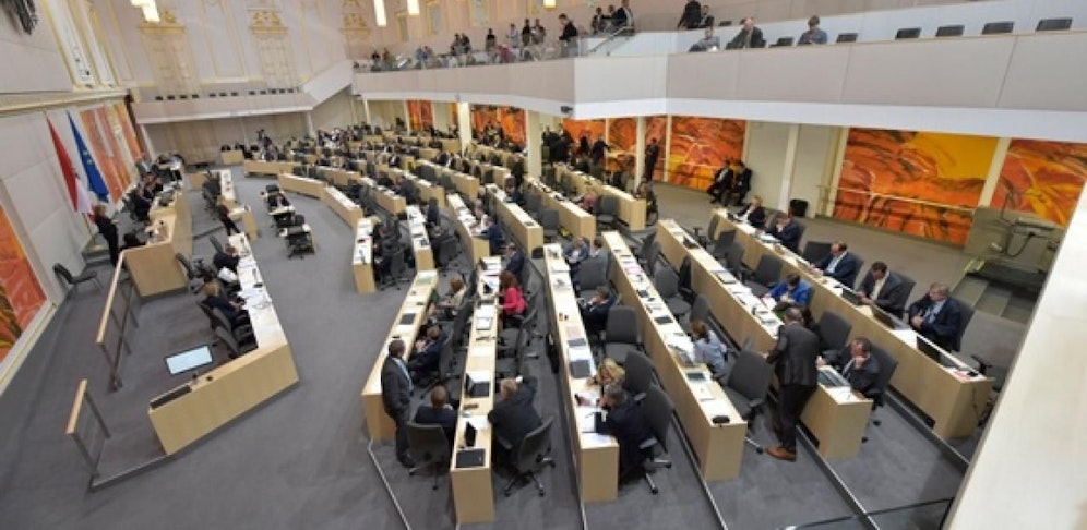 Für gewöhnlich wird im österreichischen Parlament ja über wirklich alles gestritten, wenn es um die Erhöhung der eigenen Bezüge geht herrscht aber anscheinend demonstrative Einigkeit.