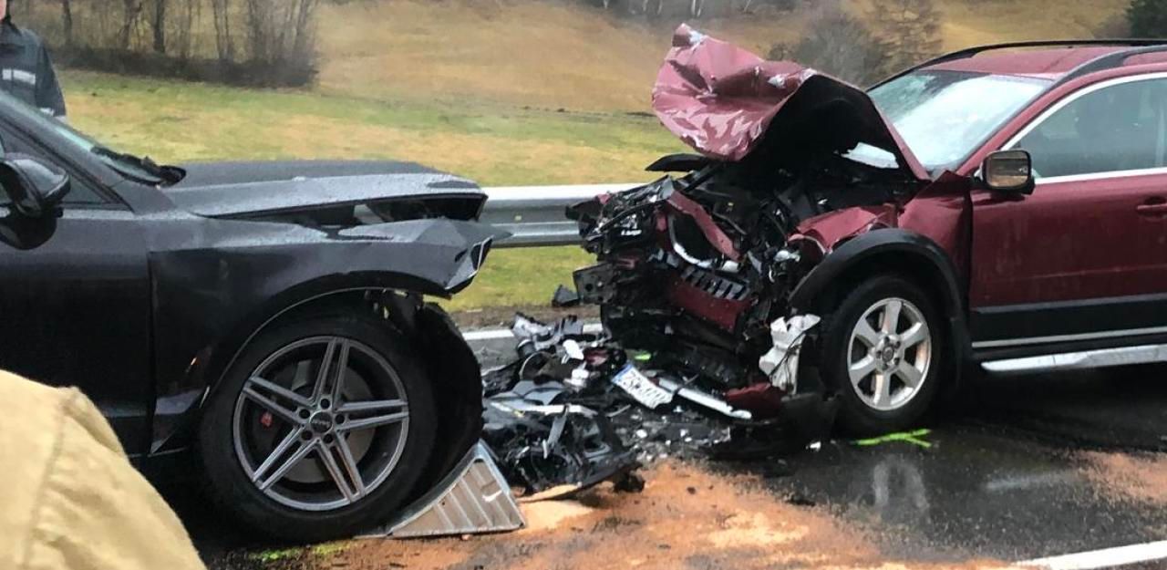 Heute.at - Pkw streifen sich, dann passiert tödliches Unglück
