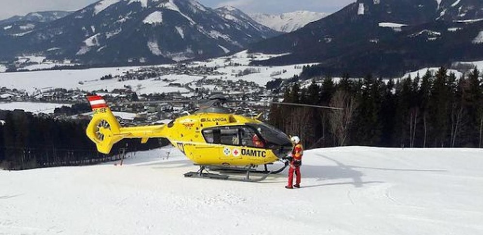 Mit einem Rettungshubschrauber wurde die Frau abtransportiert und ins KH Schladming gefolgen. 