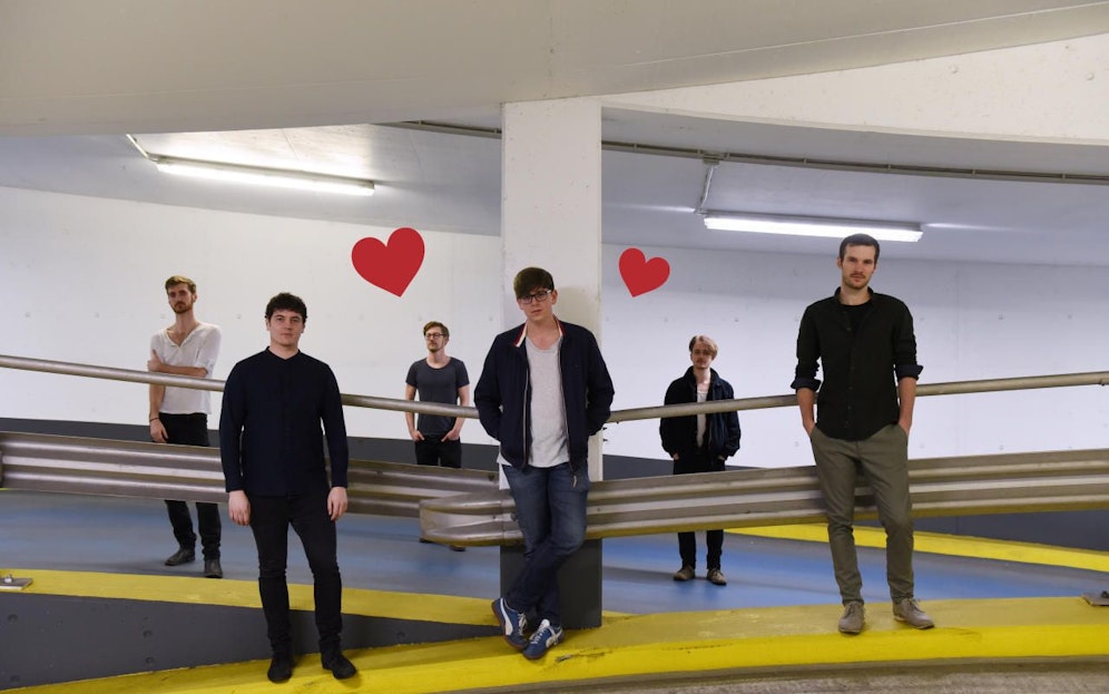 Tom (mitte) lädt gerne ein  vor allem, wenn er um das Date bittet.  