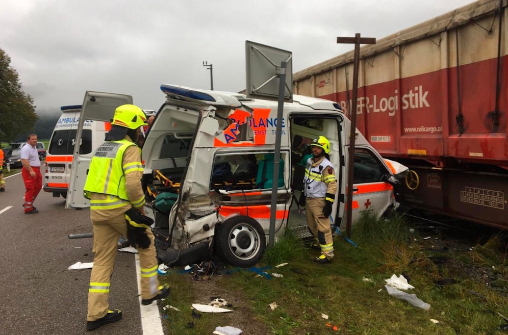 Das Rettungsauto wurde bei dem Unfall schwer beschädigt.