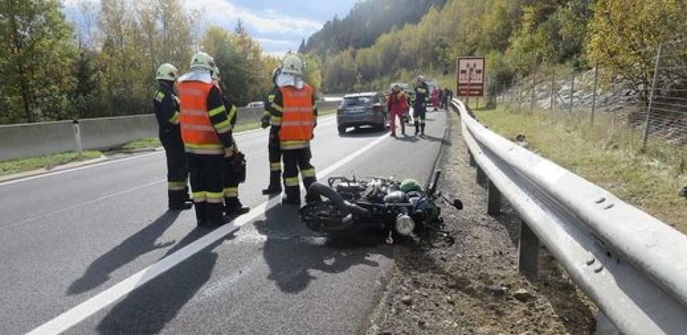 Der Motorradfahrer wurde gegen die Außenleitschiene geschleudert.
