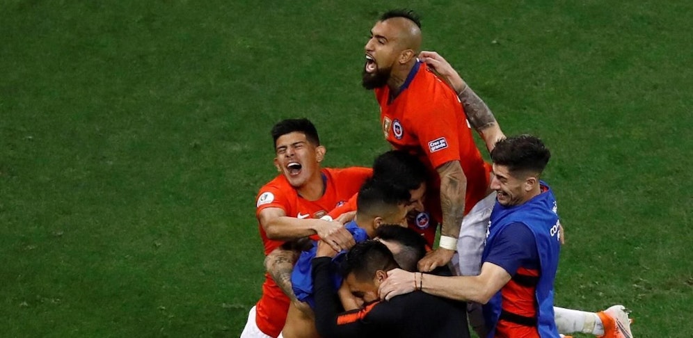 Arturo Vidal feiert mit seinen Kollegen den Halbfinal-Einzug bei der Copa America.