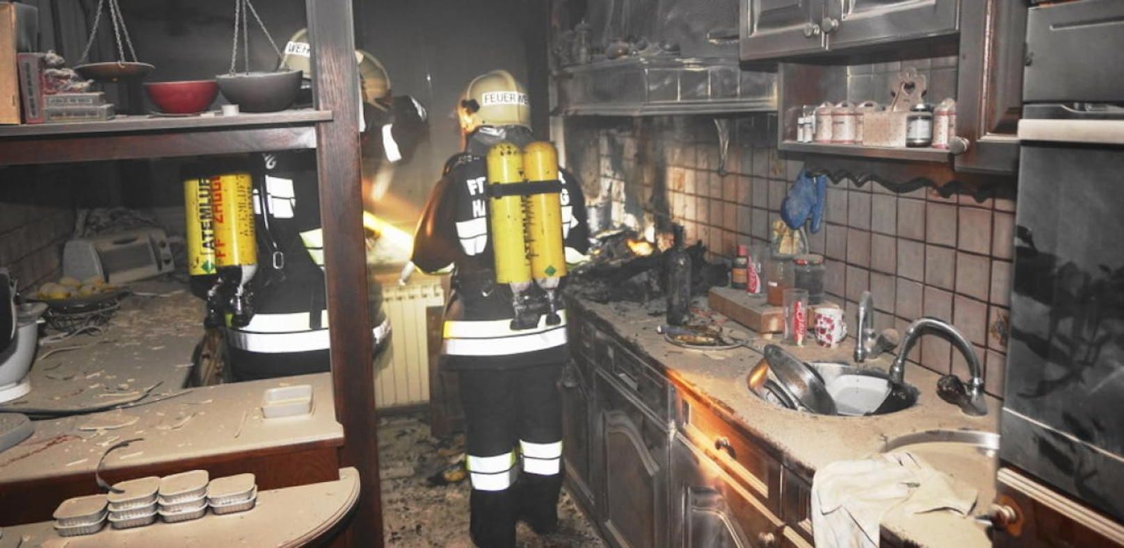 Großer Schaden: Küchenbrand in der Nacht
