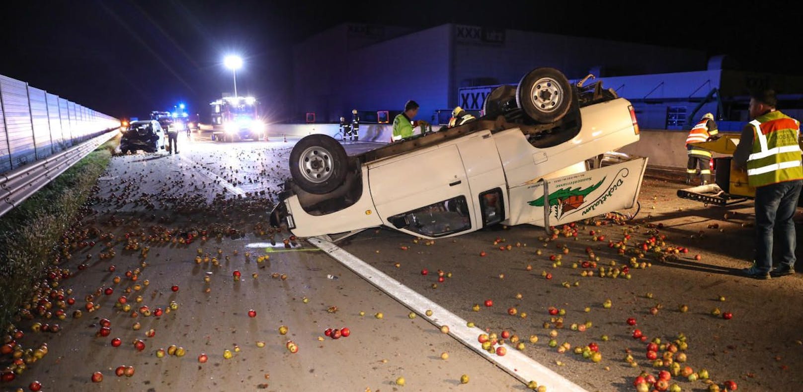 Nach Unfall: Tausende Äpfel lagen auf Autobahn