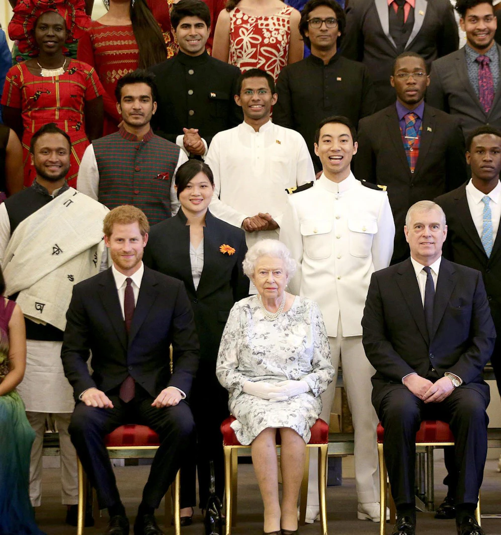 Prinz Harry und Queen Elizabeth II.: Wir hoffen, dass es beim Teetrinken mit Meghan nicht ganz so stocksteif zuging!