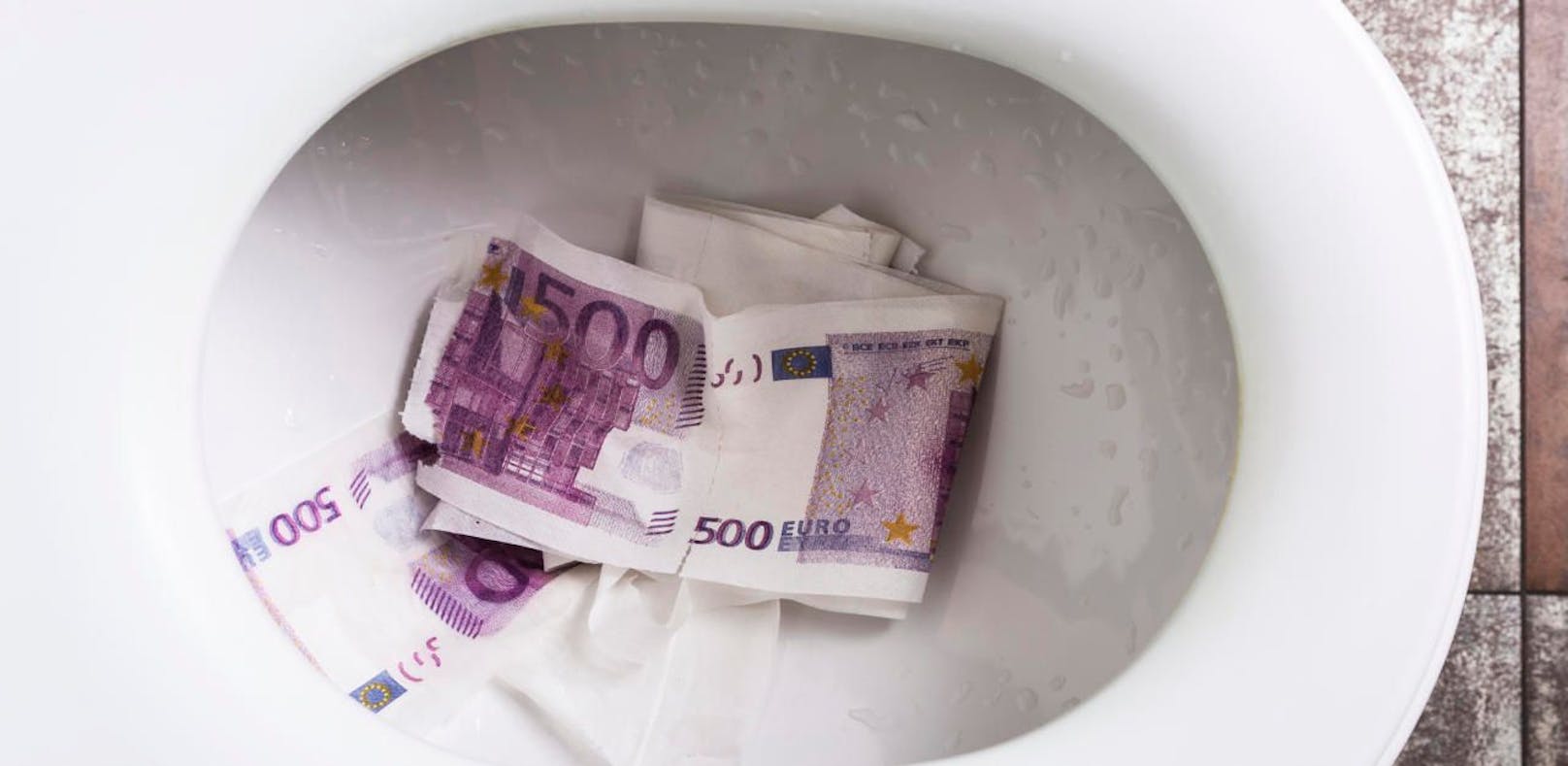 Unbekannter verstopft Klo in Bank mit 100.000 Euro