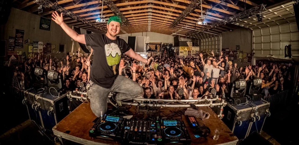 Bürgermeister und DJ: Fabian Grüneis muss derzeit aber daheim bleiben, weil er an Corona erkrankt ist, trotz Impfung.