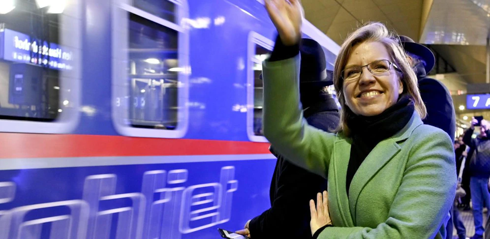 Die grüne Verkehrsministerin Leonore Gewessler macht sich an das grüne Prestigeprojekt: das Klimaticket.