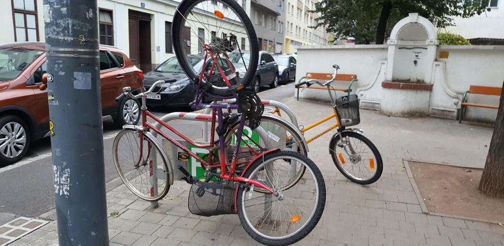 Diesen "Fahrradparkkünstler" hat Leserreporter Martin Z. fotografiert.
