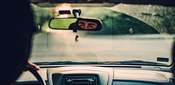 Zwei Unbekannte sprachen eine 16-Jährige in Steyregg aus dem Auto heraus an. Symbolbild.