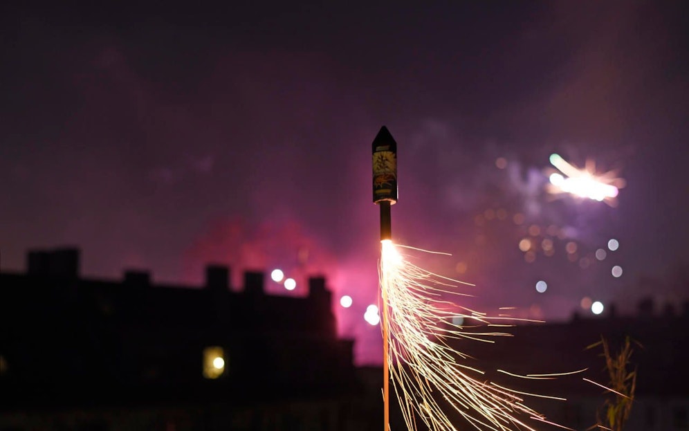 Die Silvester-Rakete explodierte zwischen den Pobacken des 22-Jährigen. (Symbolfoto).