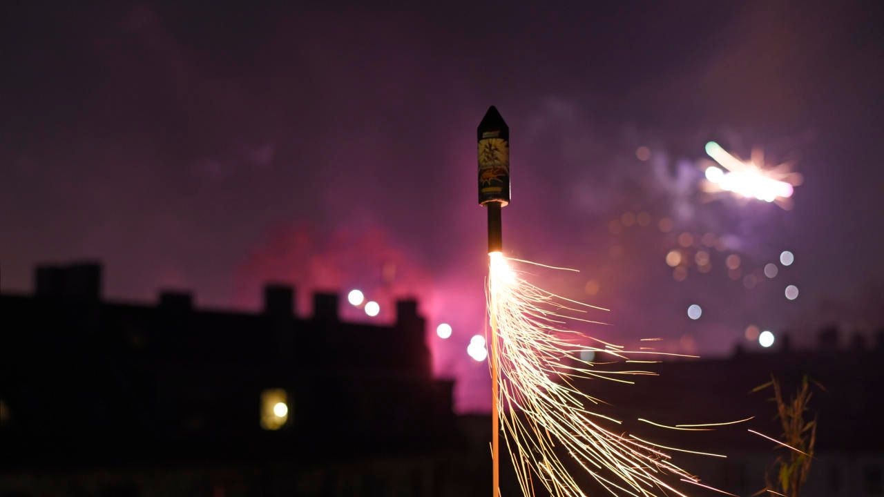 Die Silvester-Rakete explodierte zwischen den Pobacken des 22-Jährigen. (Symbolfoto).