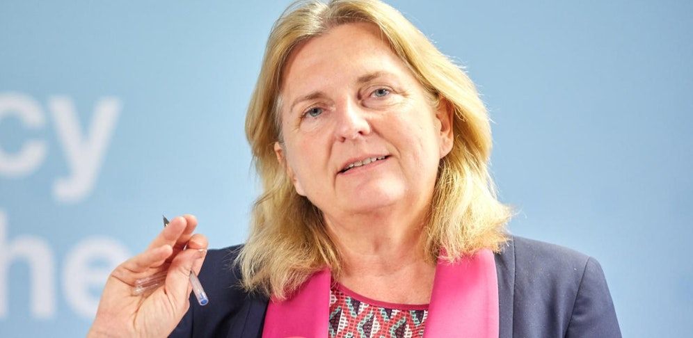 Außenministerin Kneissl holt ihre Russland-Reise im März nach.