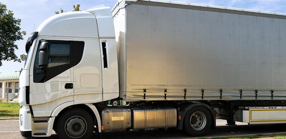 Der Beifahrer konnte den Lkw gerade noch in die Raststation lenken.