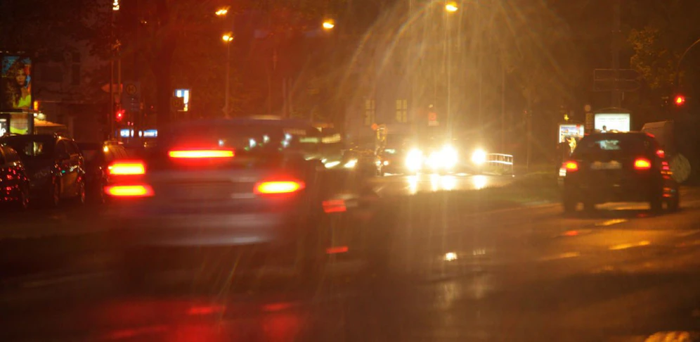 Der Mann blendete mehrere Autos in der Nacht